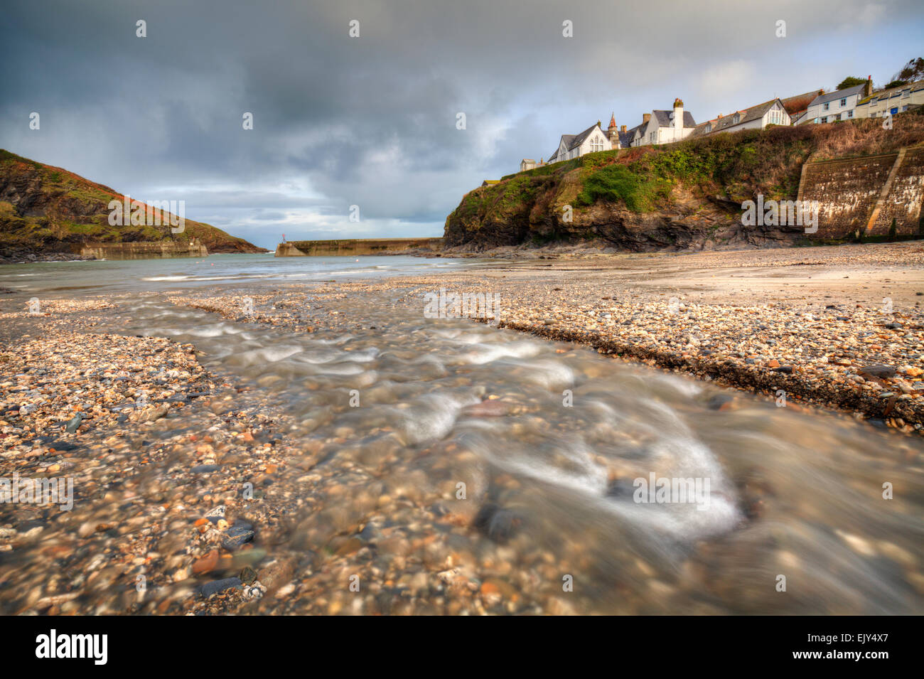 Il flusso sulla spiaggia di Port Isaac sulla costa nord della Cornovaglia, catturato a metà gennaio con un lungo la velocità dello shutter. Foto Stock