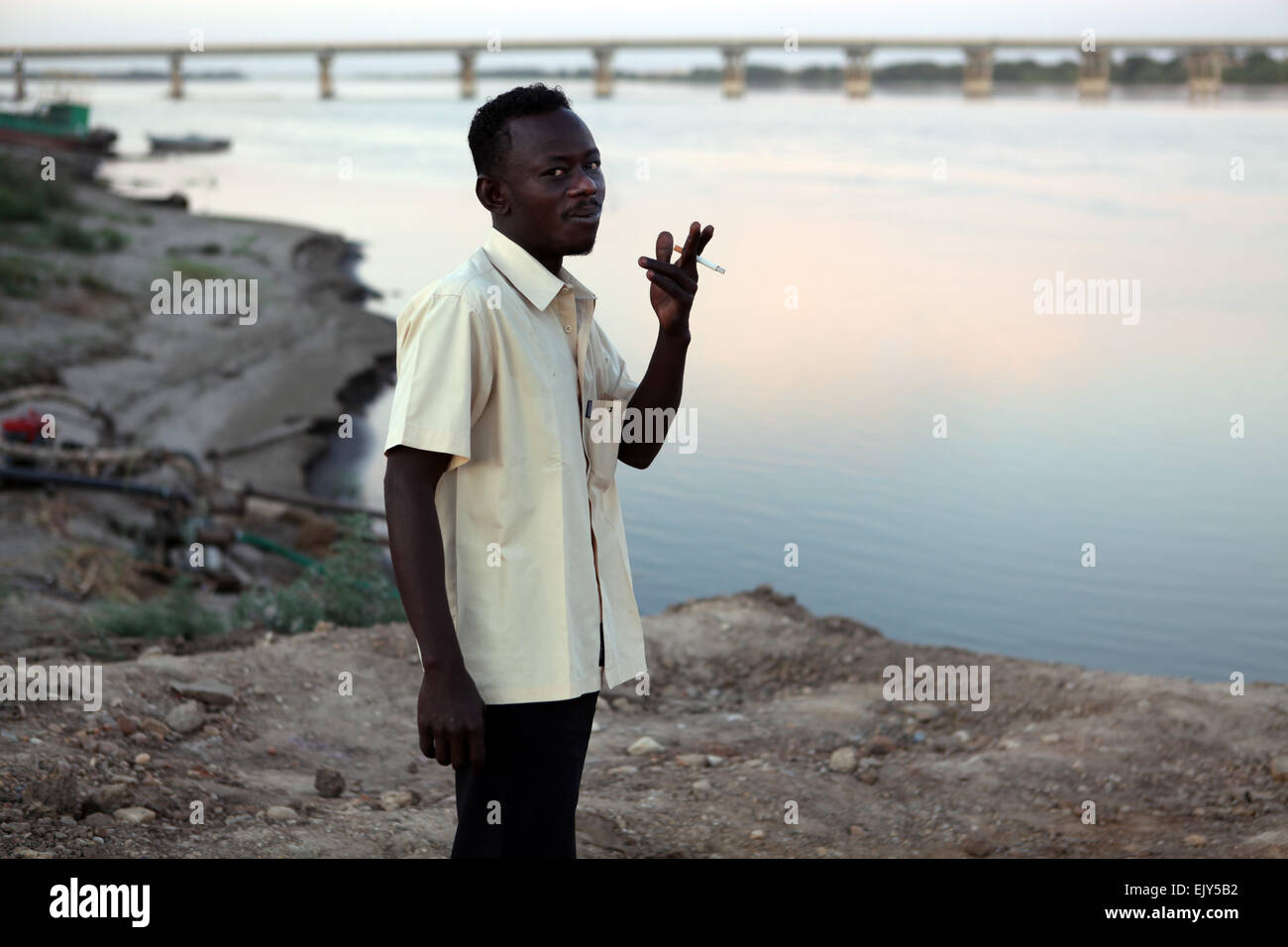 Il fumo lungo le rive del Nilo nel nord del Sudan. Foto Stock