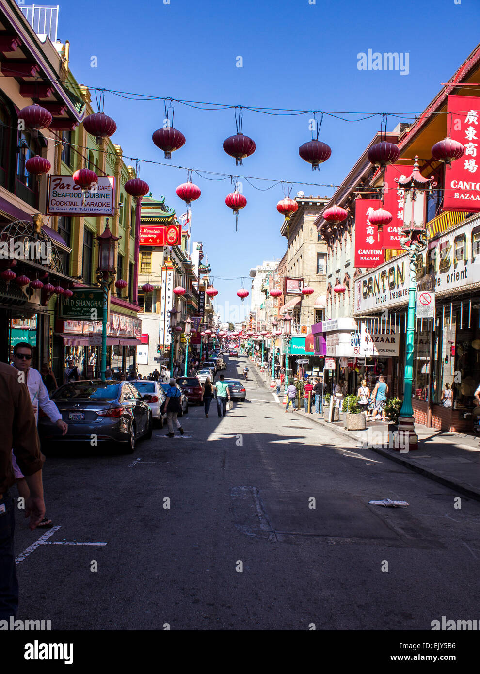 Chinatown di San Francisco California USA street persone esplorare shop lanterne di occupato Foto Stock