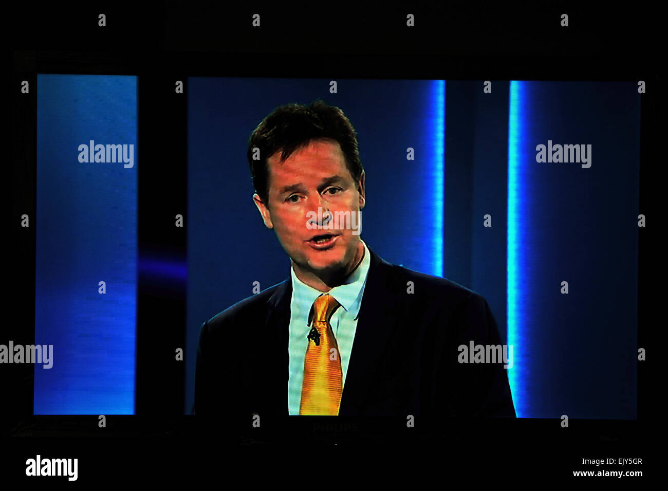 Nick Clegg il leader del gruppo del Partito europeo dei liberali democratici partito partecipa a 7 vie UK leader elettorale dibattito su Live TV. Foto Stock