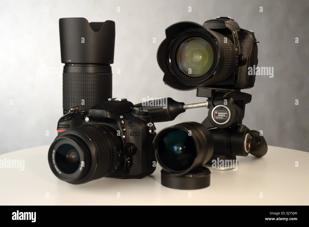 Fotocamere digitali, lenti su un tavolo Foto Stock
