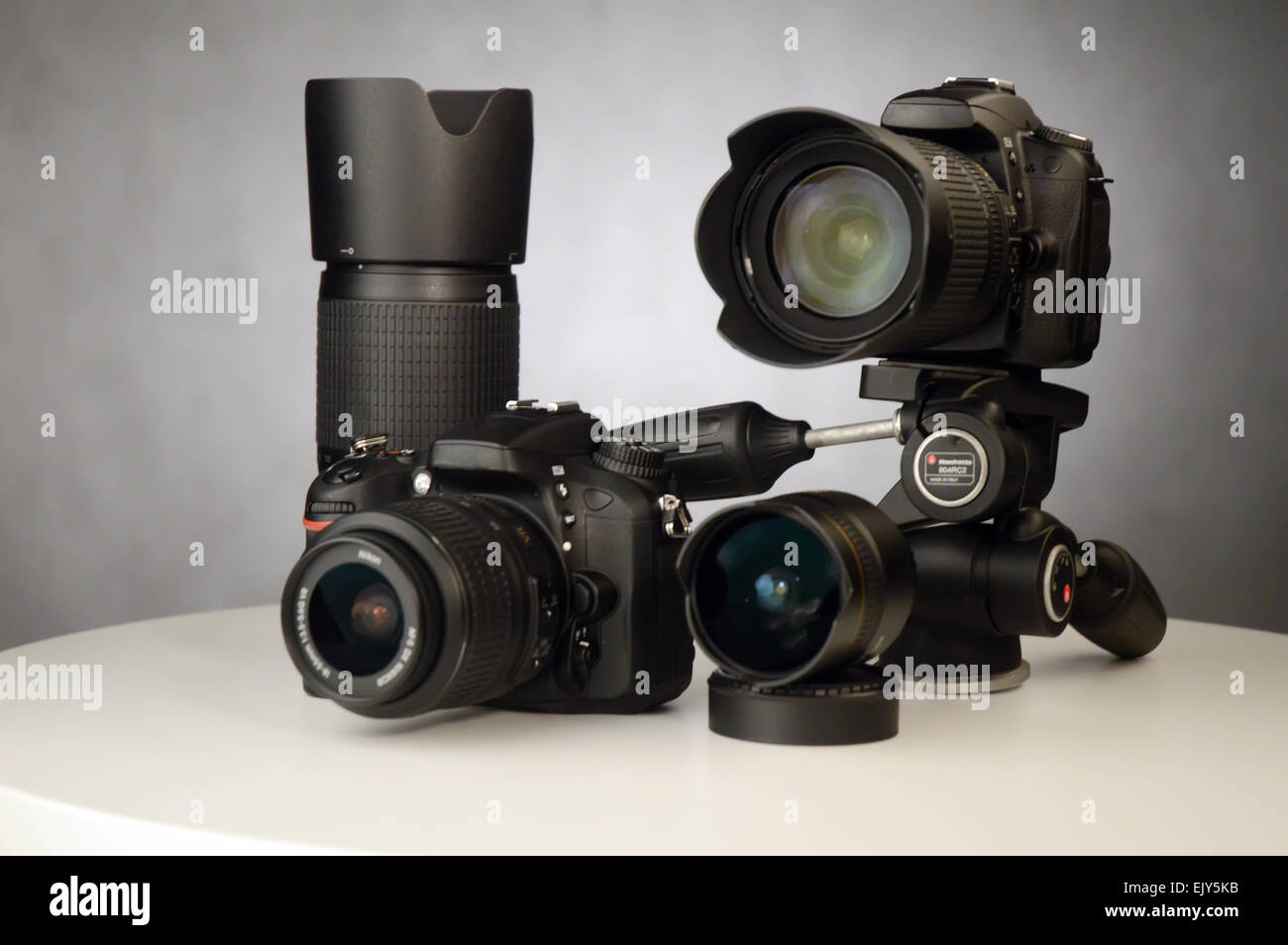 Fotocamere digitali, lenti su un tavolo Foto Stock