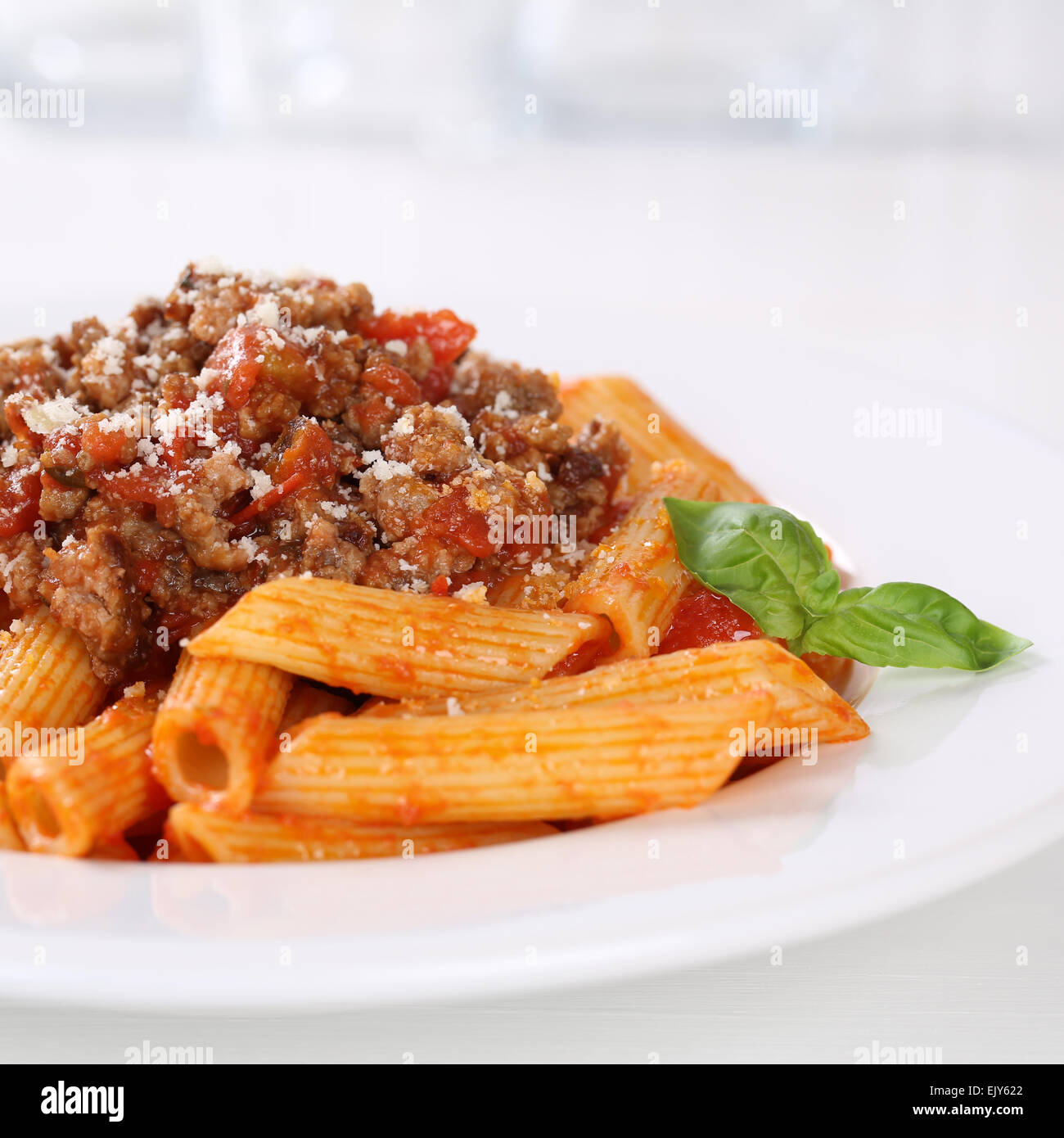 Cucina Italiana penne Bolognese o la salsa bolognese tagliatelle pasta pasto su una piastra Foto Stock