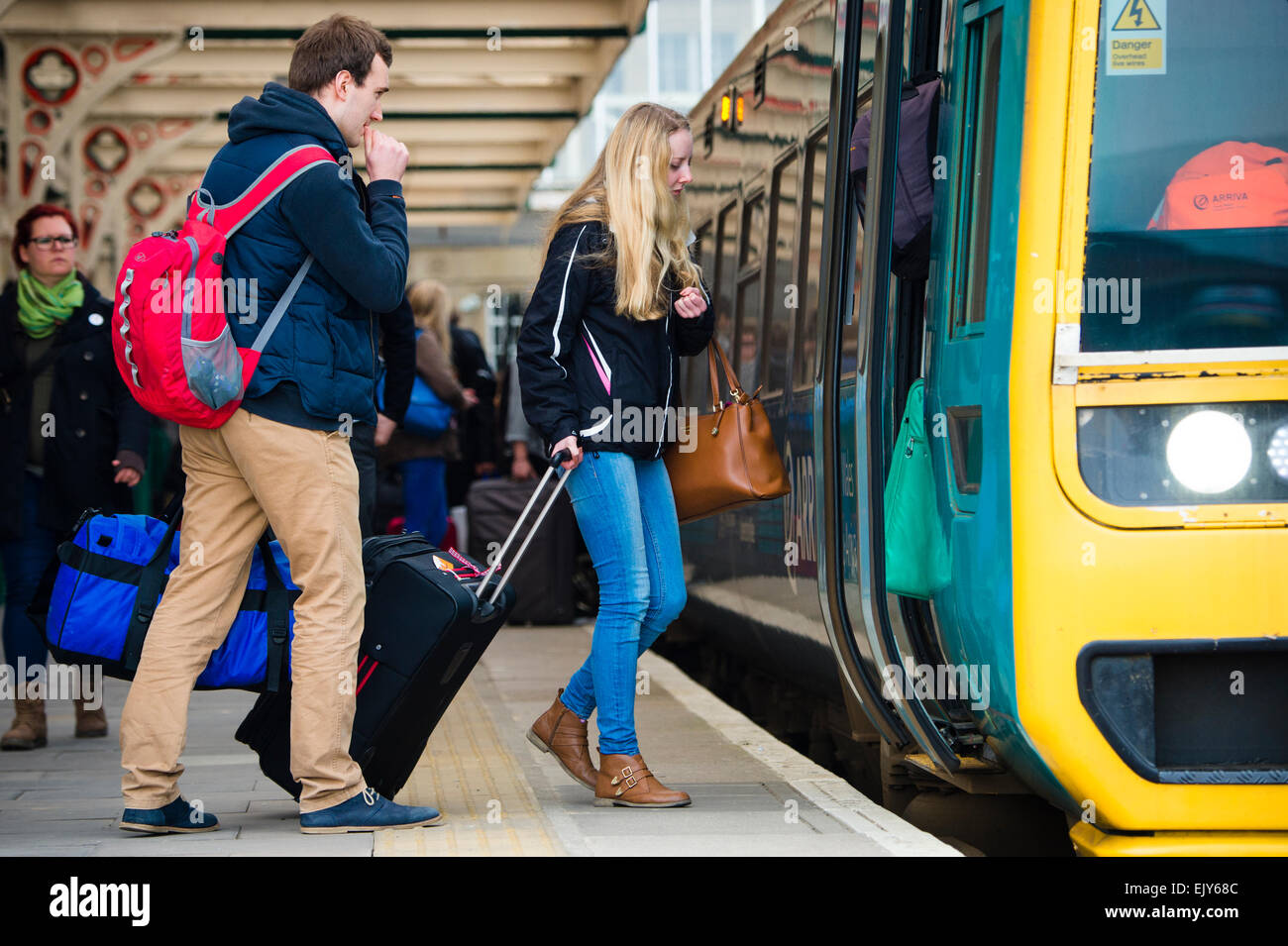 Trasporto pubblico: Gli Studenti Universitari per andare a casa a salire su un Galles arriva il treno a Aberystwyth stazione ferroviaria alla fine del termine accademico, Marzo 2015 Foto Stock