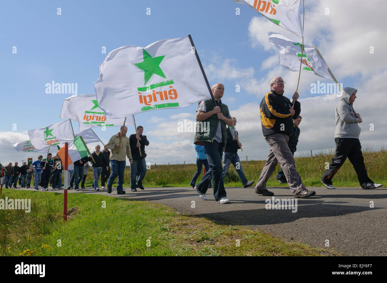 I membri di Eirigi tenere una manifestazione di protesta contro l'esercito britannico presenza in Irlanda del Nord Foto Stock