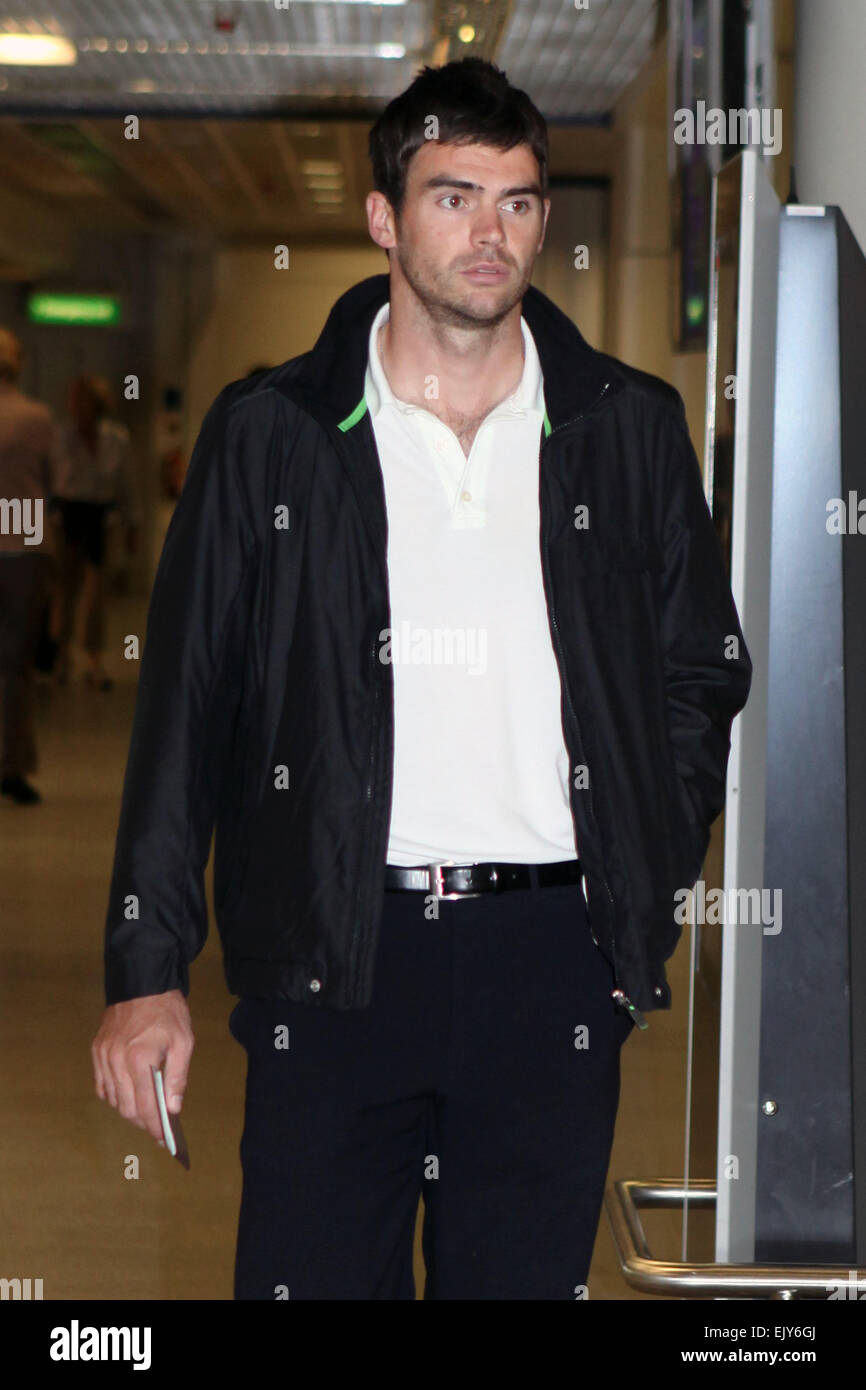 Manchester Airport Terminal 3. In Inghilterra una giornata internazionale di cricket partono per Belfast . James Anderson. Foto Stock
