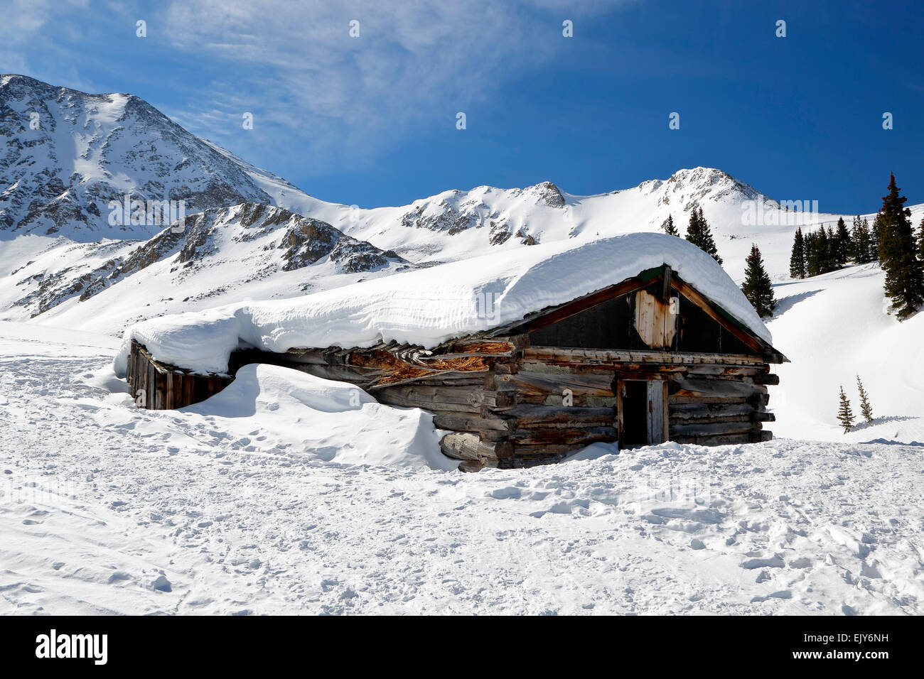 Coperte di neve Ten-Mile gamma e rovinato log cabin, miniera di Boston, Mayflower Gulch, vicino alla Montagna di Rame, Colorado, STATI UNITI D'AMERICA Foto Stock