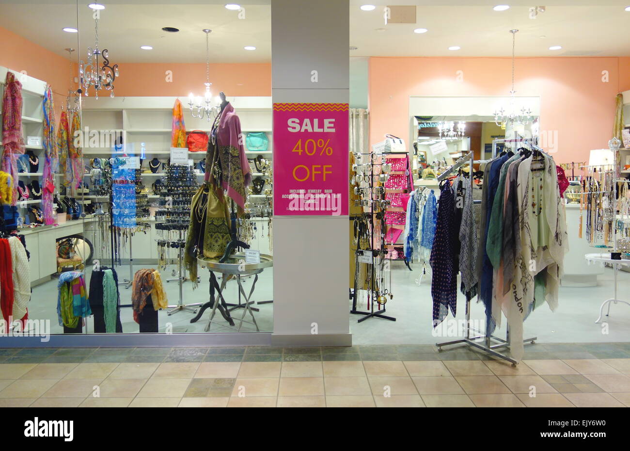 Le donne negozio di abbigliamento in un centro commerciale di Toronto, Canada Foto Stock