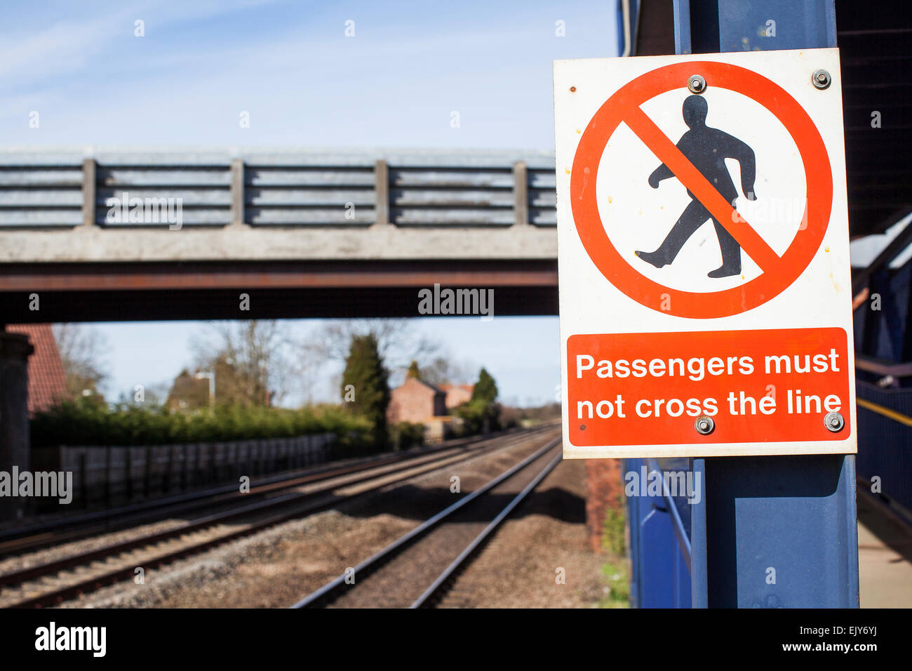 Regno Unito stazione ferroviaria segno che indica che "i passeggeri non devono attraversare la linea' Foto Stock
