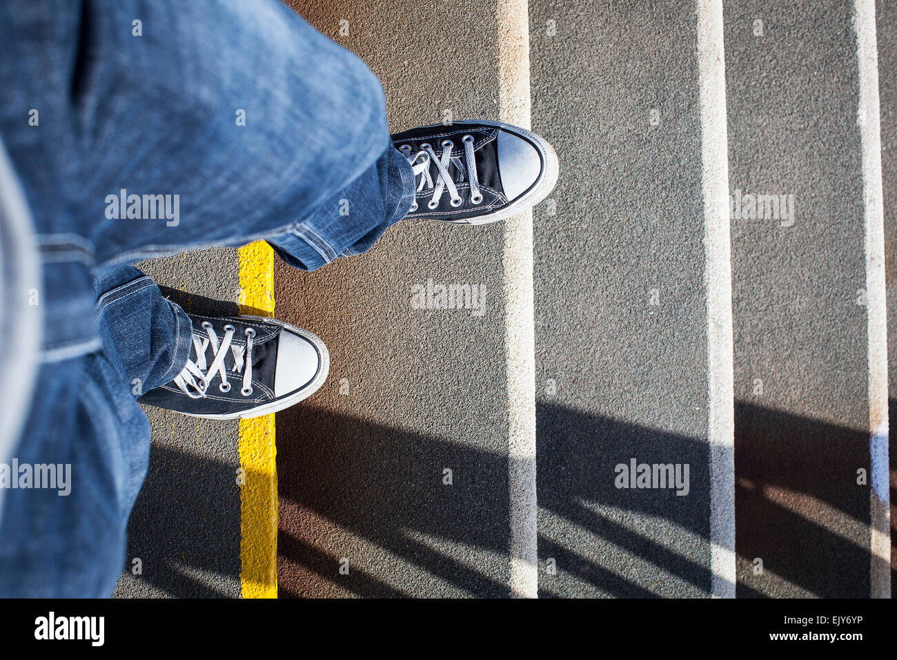 Primi passi verso il basso di una rampa di scale Foto Stock