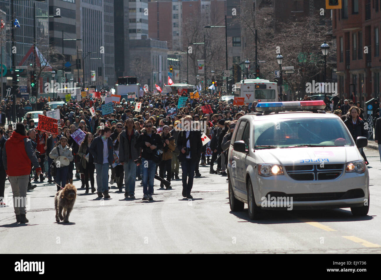 Montreal, Canada. 02Apr, 2015. Migliaia di studenti e i sindacati ha colpito le strade per protestare contro il governo taglia di Montreal, in Quebec. Aprile 2nd, 2015 Credit: Lee Brown/Alamy Live News Foto Stock