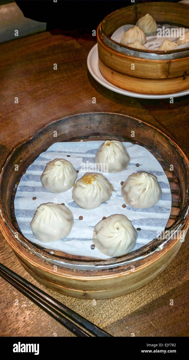 Xiaolongbao, chiamato anche Xiao Long Bao o zuppa di gnocchi. Si tratta di un tipo di focaccia cotta a vapore dalla regione Jiangnan di Cina. Foto Stock