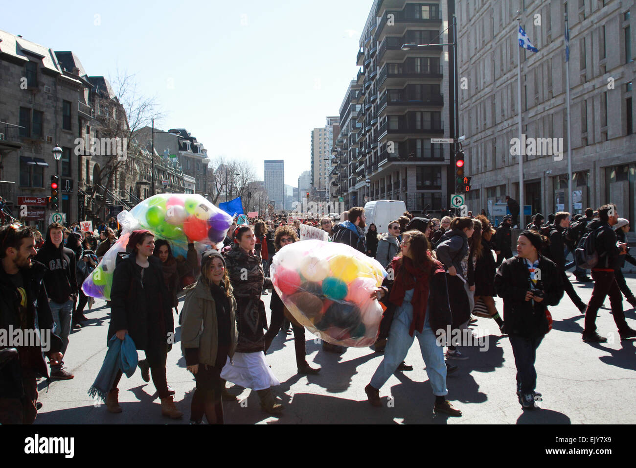 Montreal, Canada. 02Apr, 2015. Migliaia di studenti e i sindacati ha colpito le strade per protestare contro il governo taglia di Montreal, in Quebec. Aprile 2nd, 2015 Credit: Lee Brown/Alamy Live News Foto Stock