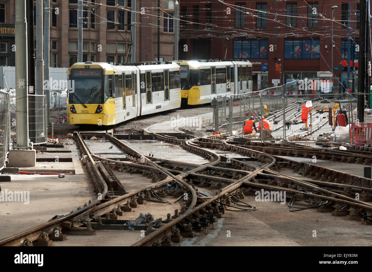 Due Metrolink accoppiato unità tram in avvicinamento alla stazione di Victoria, Manchester, Inghilterra, Regno Unito Foto Stock