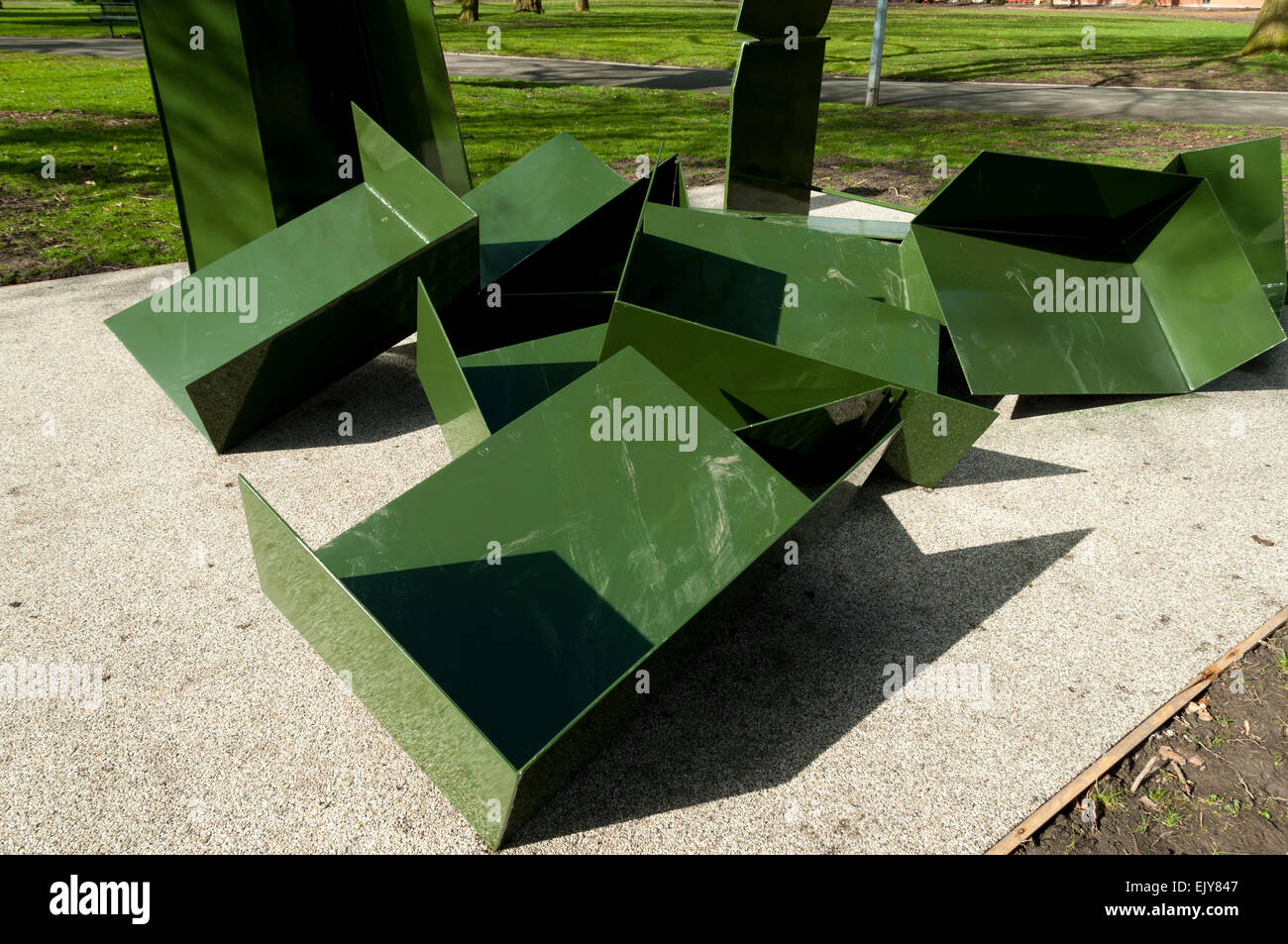 "Falange', una scultura da Michael Lyons, 1977. Whitworth Park, Oxford Road, Manchester, Inghilterra, Regno Unito Foto Stock