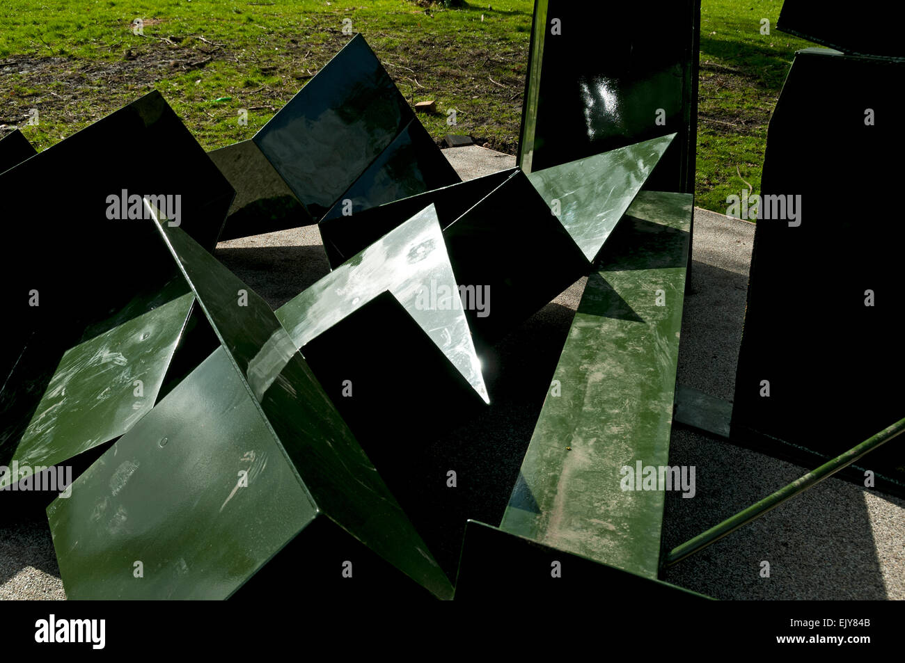 "Falange', una scultura da Michael Lyons, 1977. Whitworth Park, Oxford Road, Manchester, Inghilterra, Regno Unito Foto Stock