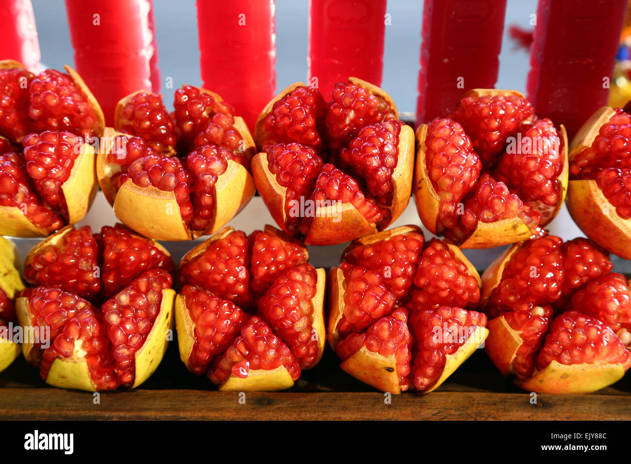 Melagrane, fresche che mostra i semi sulla vendita in strada a Bangkok, in Thailandia Foto Stock