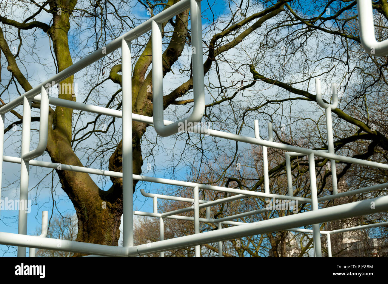 'Albero ippocratica'', una scultura da Christine Borland, 2015. Whitworth Park, Oxford Road, Manchester, Inghilterra, Regno Unito Foto Stock