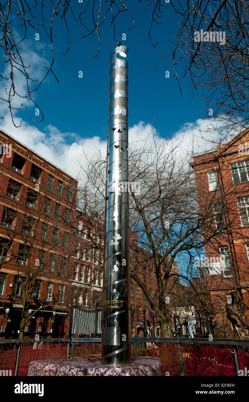 "Faro di speranza", di Warren Chapman e Jess Byrne-Daniels, 1997. Sackville Gardens, Canal Street, Manchester, Inghilterra, Regno Unito Foto Stock