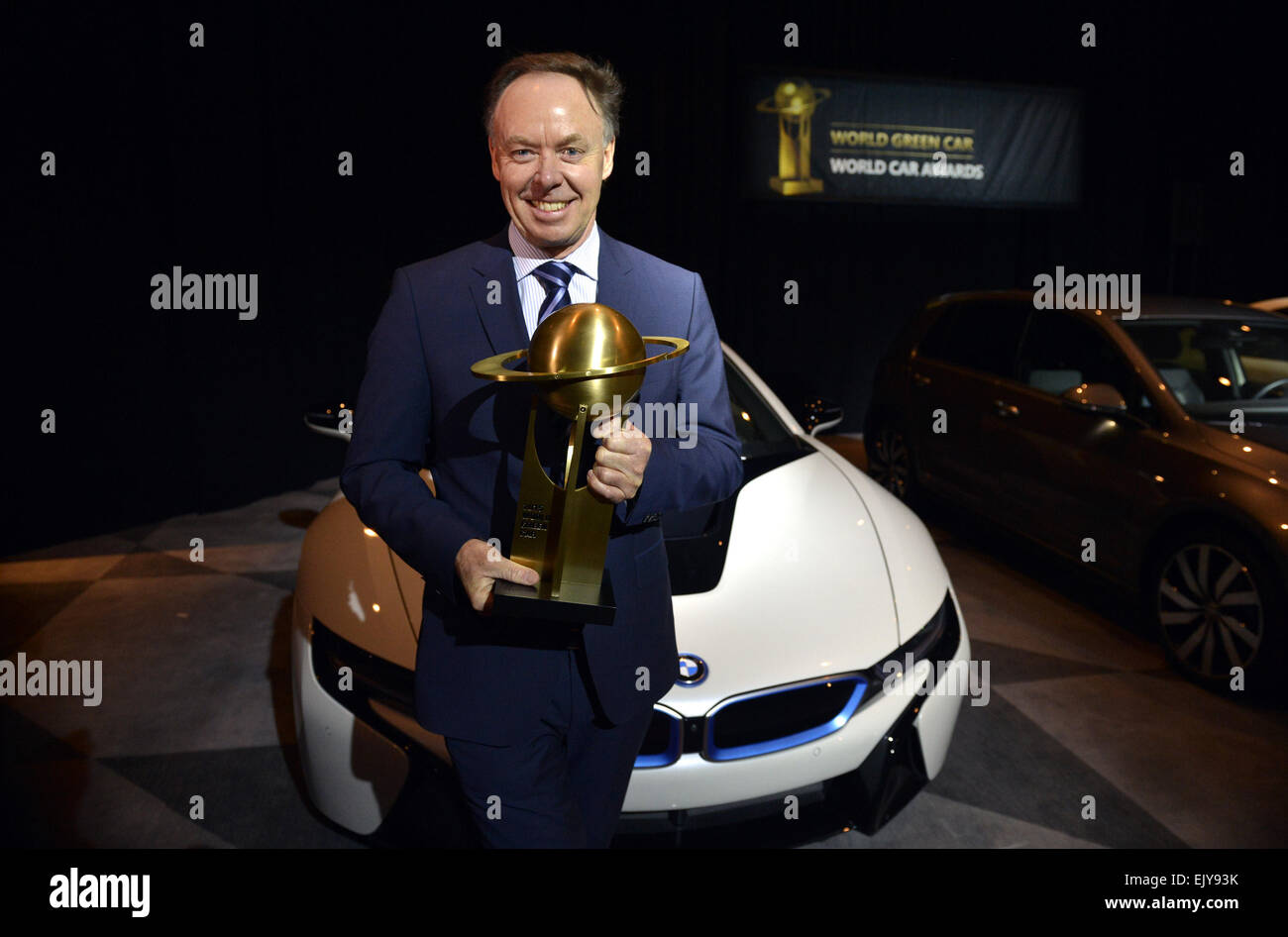 New York, Stati Uniti d'America. 2 apr, 2015. Ian Robertson, membro del consiglio di amministrazione di BMW AG, accetta il premio per il 2015 verde auto a nome di BMW i8 al New York International Auto Show di New York, gli Stati Uniti il 2 aprile 2015. Credito: Wang Lei/Xinhua/Alamy Live News Foto Stock