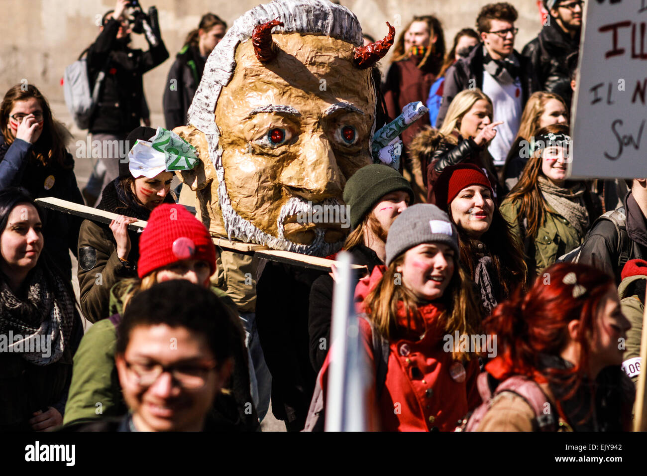 Montreal, Canada. 02Apr, 2015. Migliaia di studenti e i sindacati ha colpito le strade per protestare contro il governo taglia di Montreal, in Quebec. Aprile 2nd, 2015 Credit: Lee Brown/Alamy Live News Foto Stock