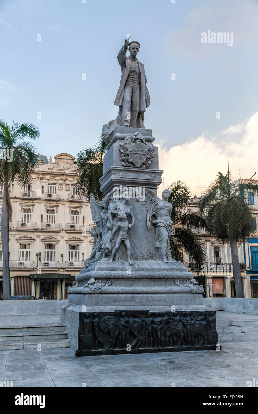 Statua in marmo di Cuba di Eroe Nazionale José Martí nel Parque Central a l'Avana, Cuba vicino al Paseo de Marti Foto Stock