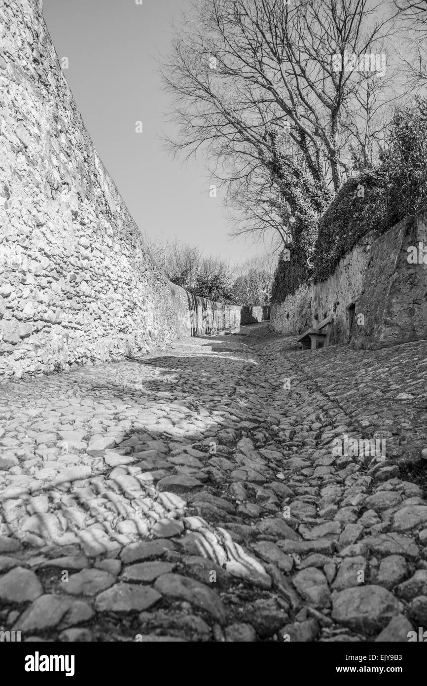 Antica strada medievale che porta dal villaggio di Soave (Italia) al castello che si erge sulla collina Foto Stock