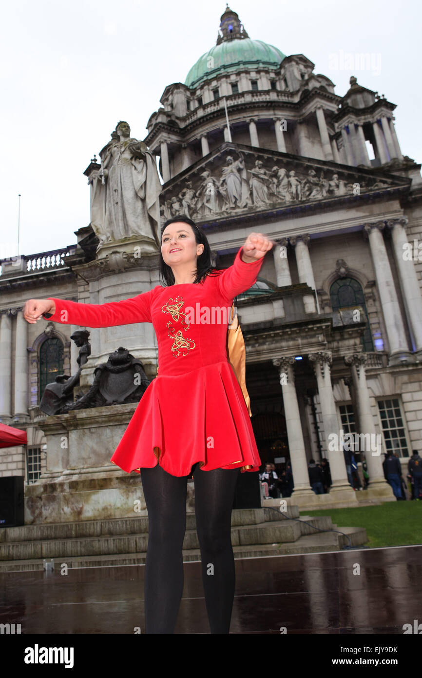 Belfast Regno Unito. 2 aprile 2015 un ballerino da Innova danza irlandese azienda esegue presso il circuito di Irlanda cerimoniale del circuito di avviamento dell'Irlanda raly, Belfast. Credito: Bonzo Alamy/Live News Foto Stock