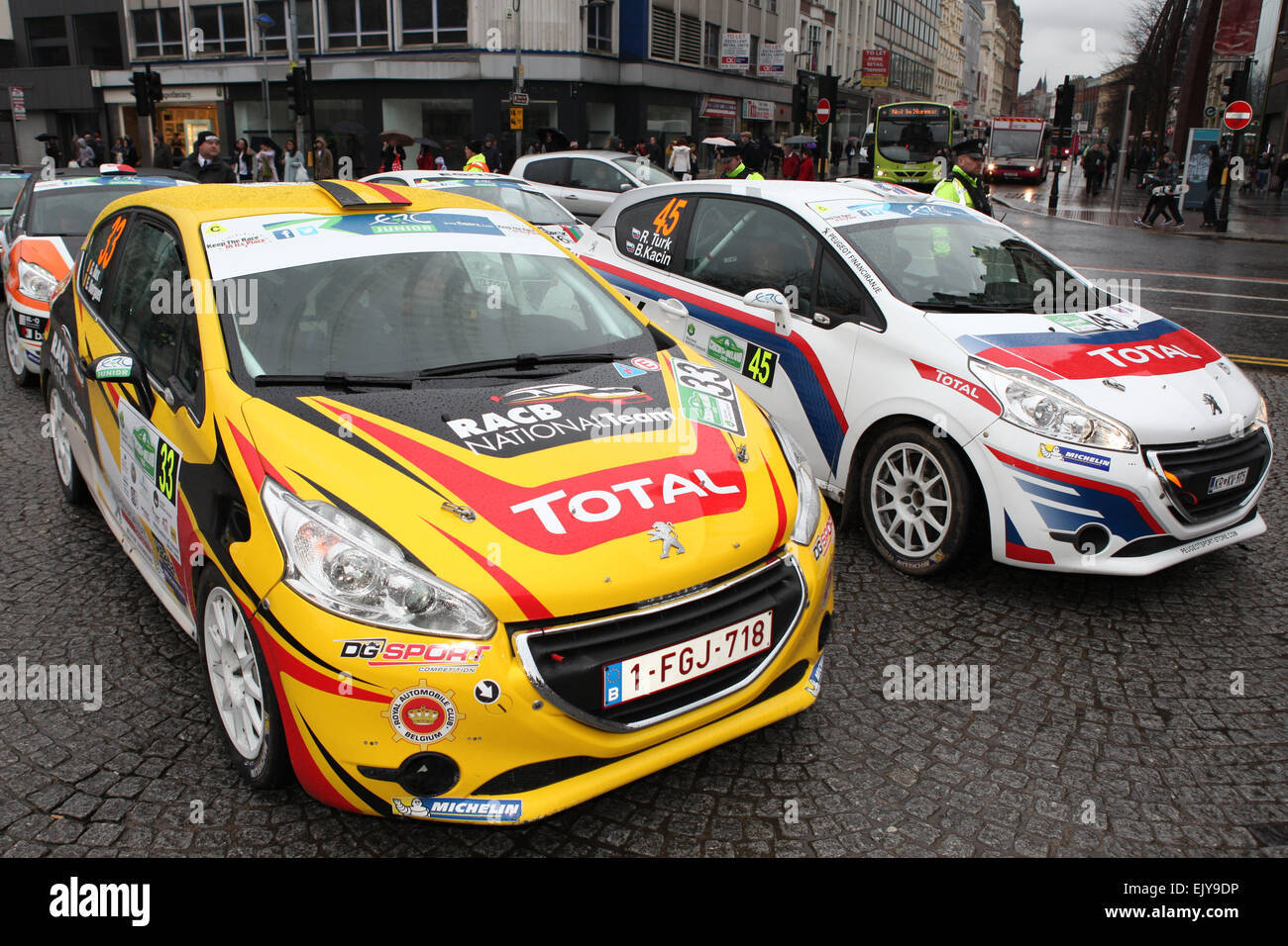 Belfast Regno Unito. Il 2 aprile 2015. Peugeot Belgio Lussemburgo racing team con Gino Bux e Eric Borguet nel loro Peugeot 208 vti presso il circuito di Irlanda partenza cerimoniale nel parco del municipio di Belfast circuito dell Irlanda raly, Belfast. Credito: Bonzo Alamy/Live News Foto Stock