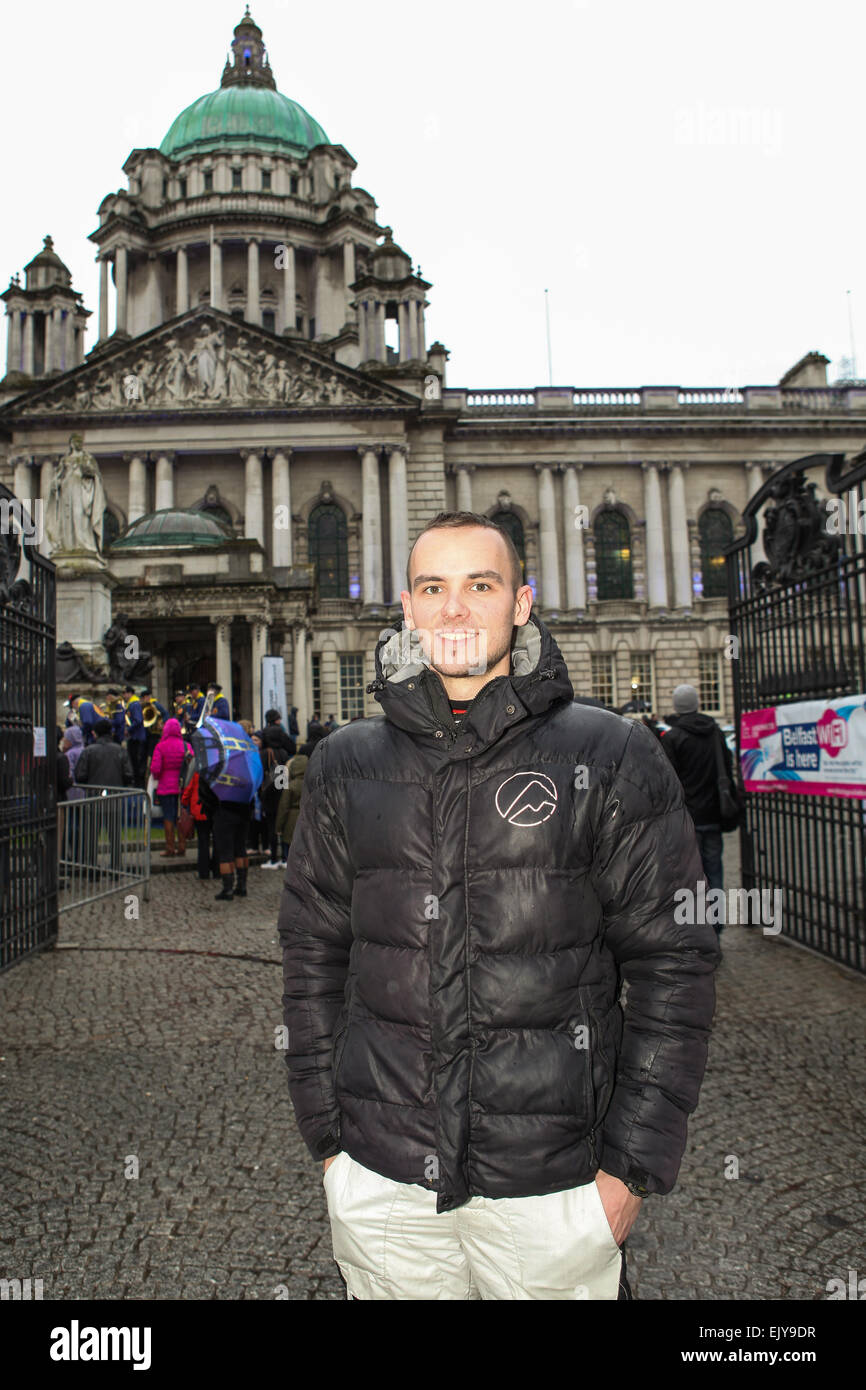 Belfast Regno Unito. 2 aprile 2015 uno dei piloti rally presso il circuito di Irlanda partenza cerimoniale nel parco del municipio di Belfast circuito dell Irlanda raly, Belfast. Credito: Bonzo Alamy/Live News Foto Stock