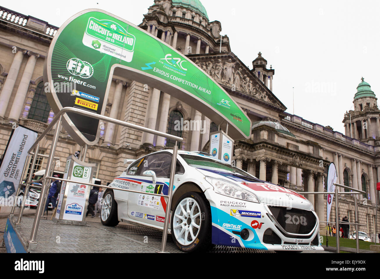 Belfast Regno Unito. 2 aprile 2015 conducente Craig Breen nella sua Peugeot 208 T16 presso il circuito di Irlanda partenza cerimoniale nel parco del municipio di Belfast circuito dell Irlanda raly, Belfast. Credito: Bonzo Alamy/Live News Foto Stock