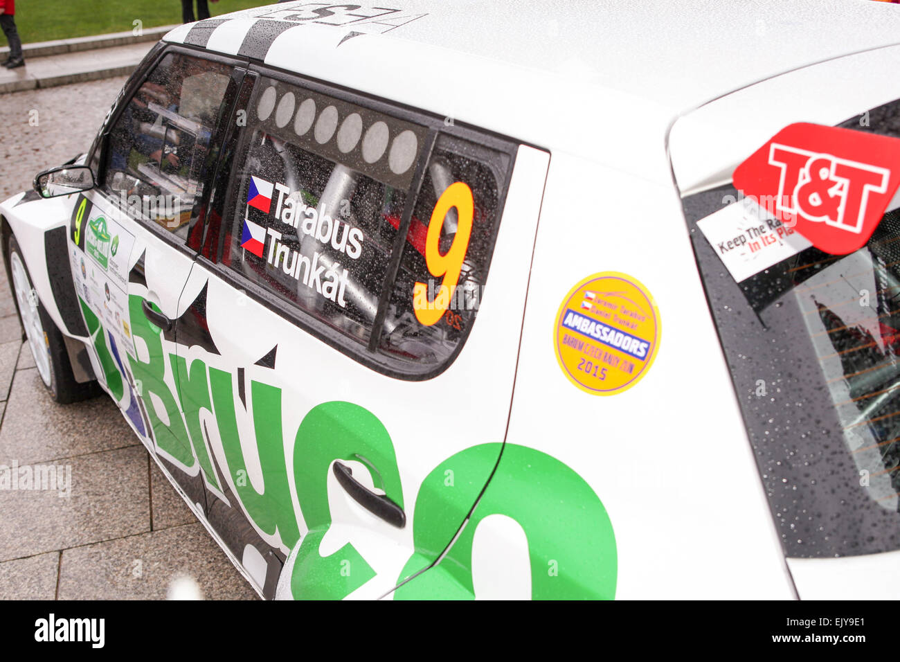 Belfast Regno Unito. Il 2 aprile 2015. Škoda Fabia che è pilotato da Jaromír Tarabus CZE lungo con co-driver Daniel Trunkát presso il circuito di Irlanda partenza cerimoniale nel parco del municipio di Belfast circuito dell Irlanda rally di Belfast. Credito: Bonzo Alamy/Live News Foto Stock