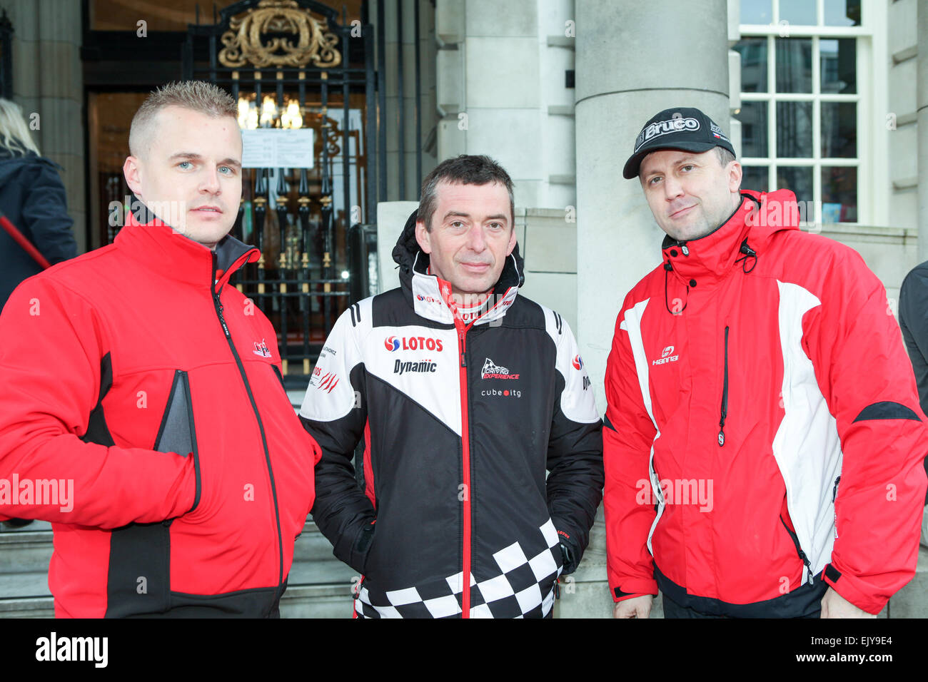 Belfast Regno Unito. 2 aprile 2015 Lotos co-driver Jaroslaw Baran (C) con un addetto del personale di supporto presso il circuito di Irlanda partenza cerimoniale nel parco del municipio di Belfast circuito dell Irlanda rally di Belfast. Credito: Bonzo Alamy/Live News Foto Stock