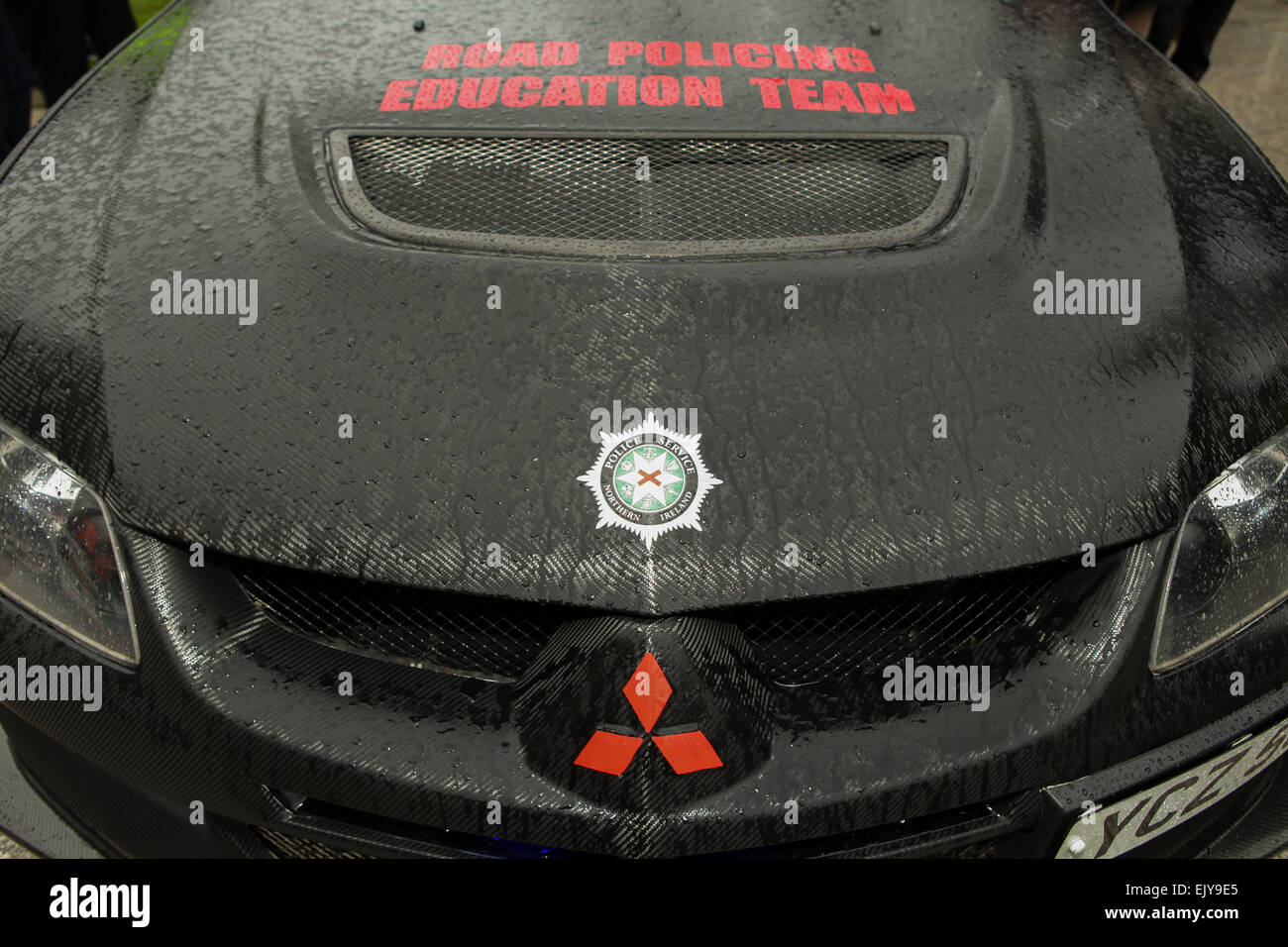 Belfast Regno Unito. 2 aprile 2015 PSNI Polizia Stradale team Education Mitsubishiu Evo presso il circuito di Irlanda partenza cerimoniale nel parco del municipio di Belfast circuito dell Irlanda rally di Belfast. Credito: Bonzo Alamy/Live News Foto Stock