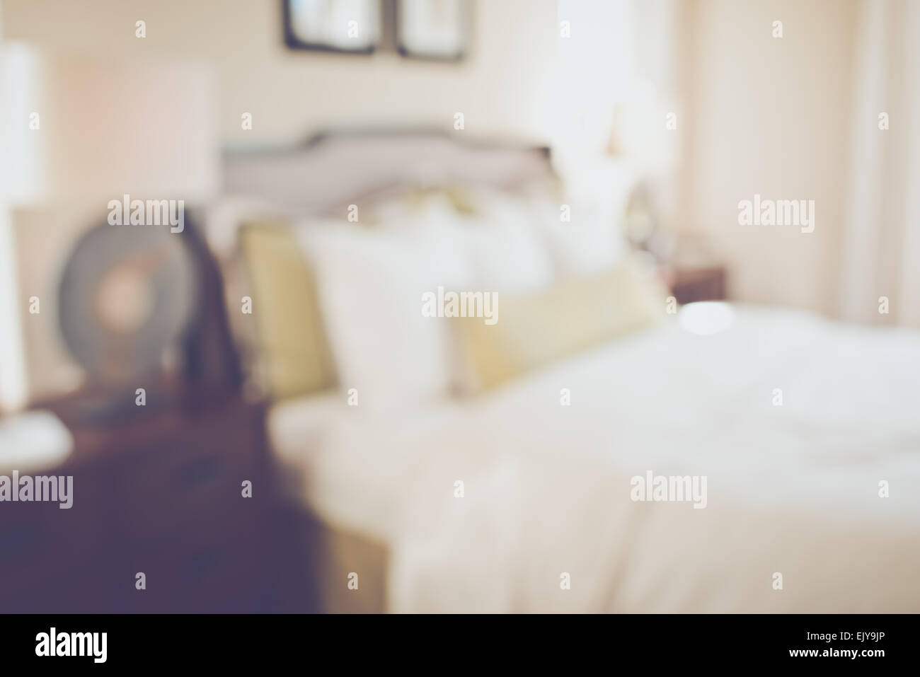 Sfocato camera da letto con letto matrimoniale e comodino con retro Instagram filtro stile Foto Stock Sfocato camera da letto con letto matrimoniale e comodino con retro Instagram filtro stile Foto Stock