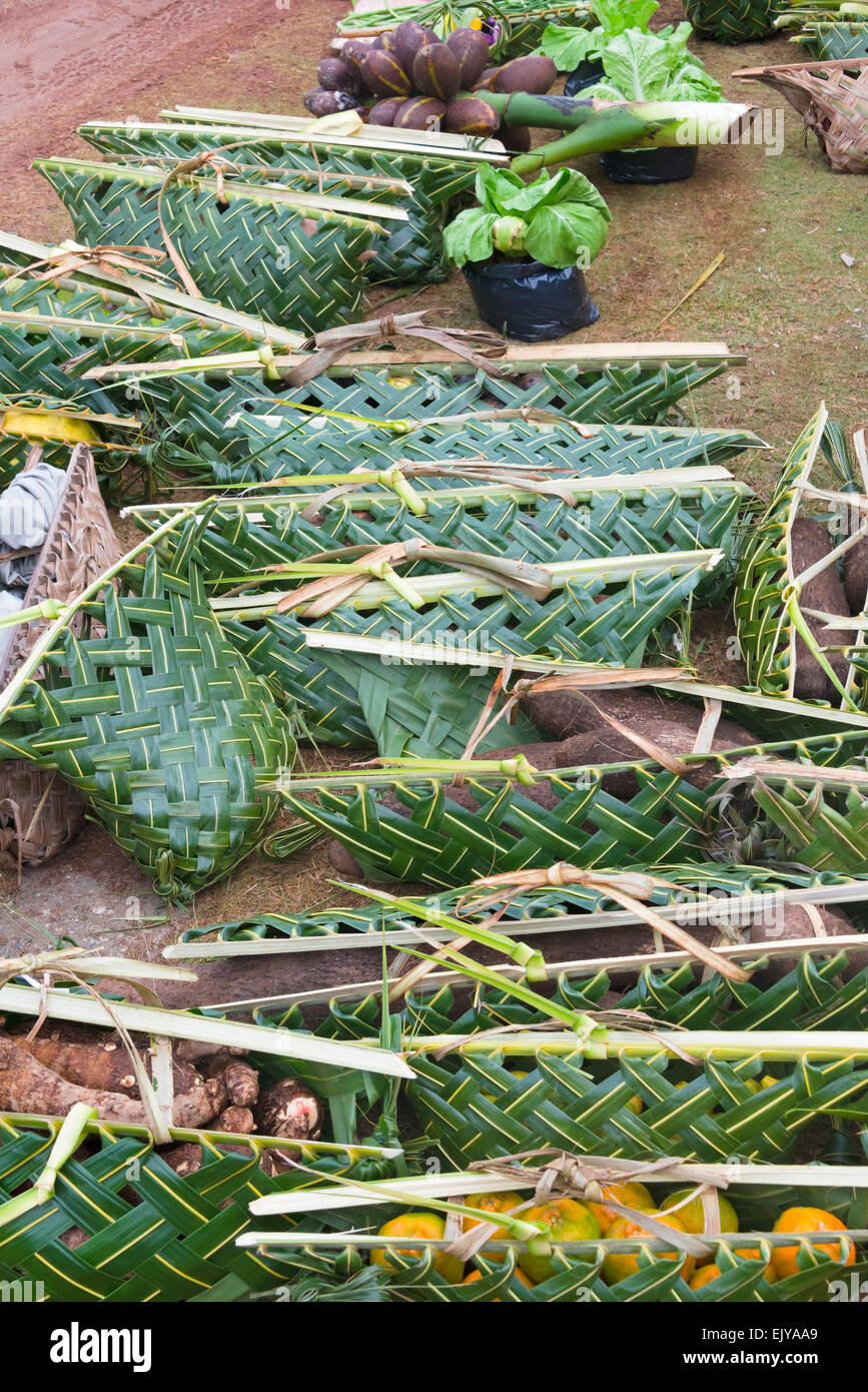 Mano sacchetti di Palm tree lascia trasportare produrre, Yap Island, Stati Federati di Micronesia Foto Stock