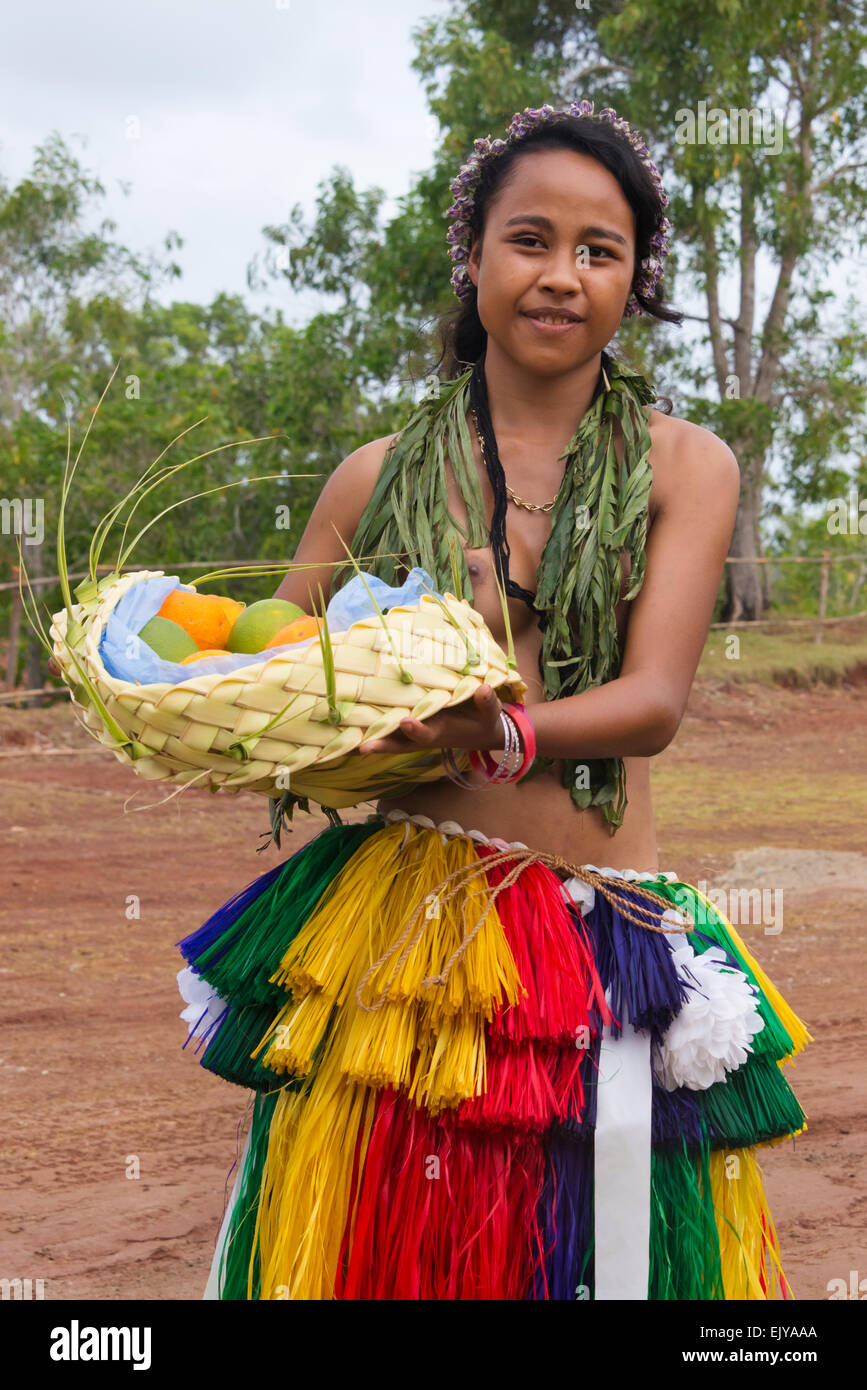 Ragazza Yapese portando cesto di frutta, Yap Island, Stati Federati di Micronesia Foto Stock