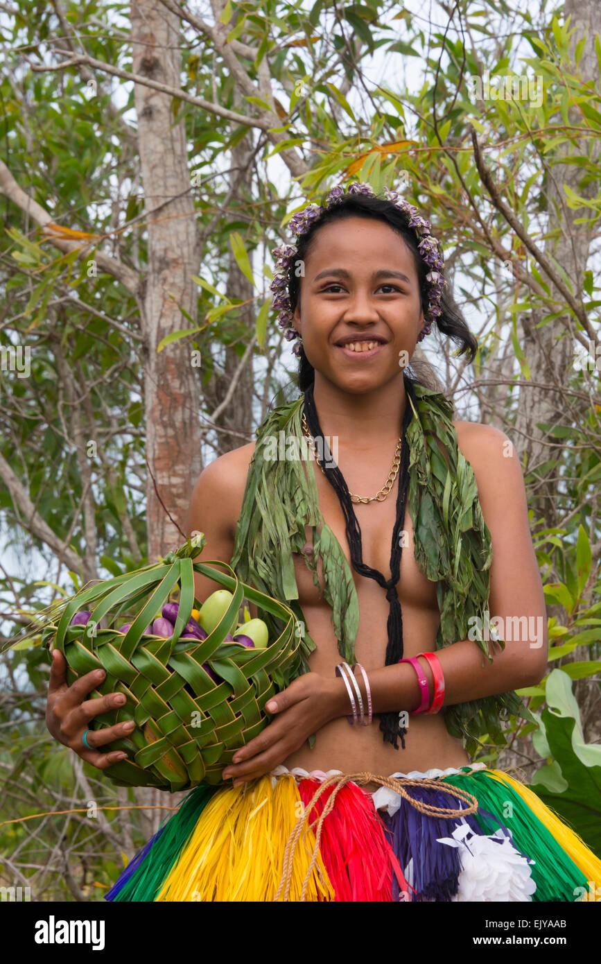 Ragazza Yapese portando cesto di frutta, Yap Island, Stati Federati di Micronesia Foto Stock