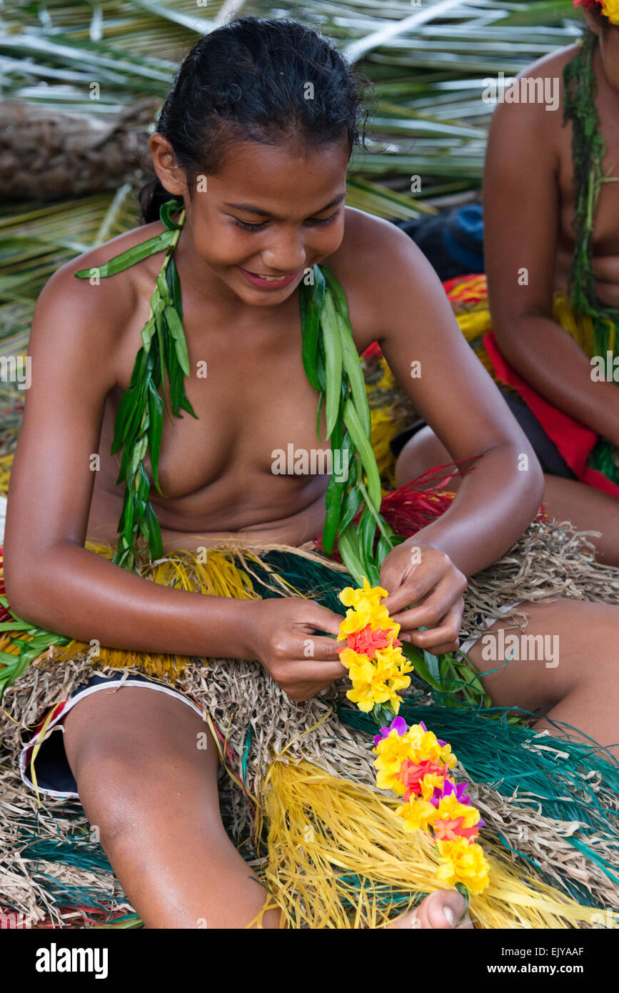 Ragazze Yapese rendendo ghirlanda di fiori per Yap Day Festival, Yap Island, Stati Federati di Micronesia Foto Stock