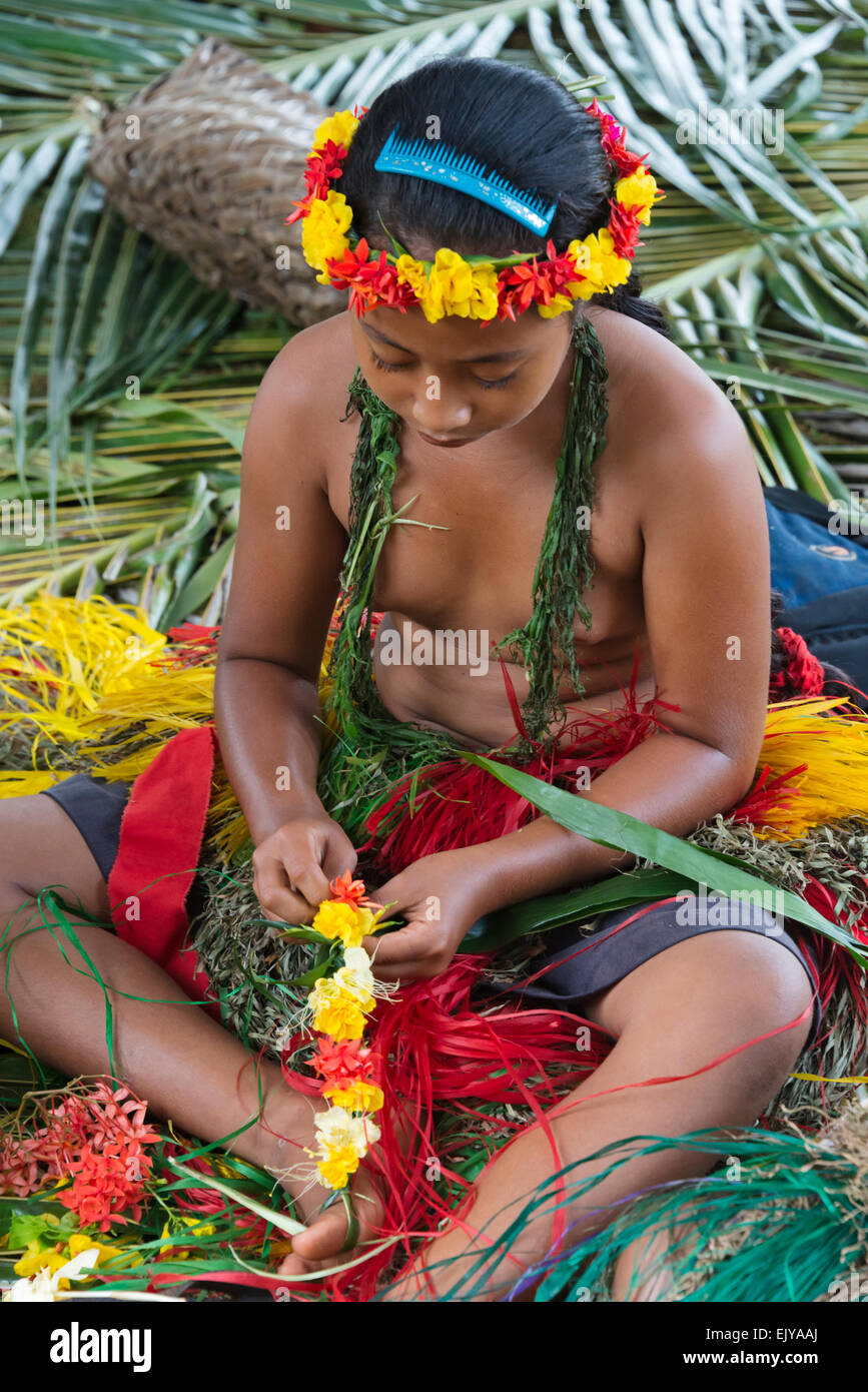 Ragazze Yapese rendendo ghirlanda di fiori per Yap Day Festival, Yap Island, Stati Federati di Micronesia Foto Stock