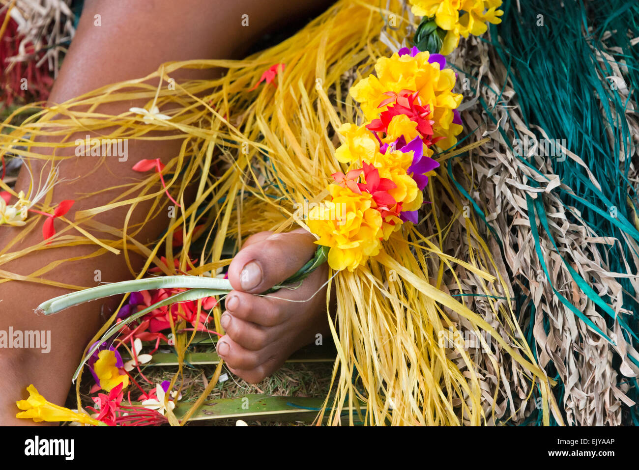 Ragazza Yapese rendendo ghirlanda di fiori per Yap Day Festival, Yap Island, Stati Federati di Micronesia Foto Stock