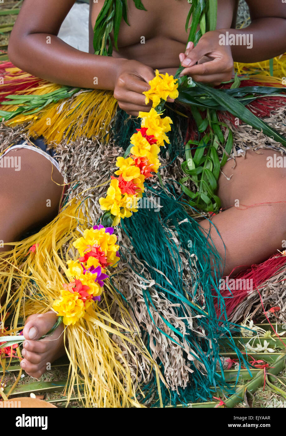 Ragazza Yapese rendendo ghirlanda di fiori per Yap Day Festival, Yap Island, Stati Federati di Micronesia Foto Stock