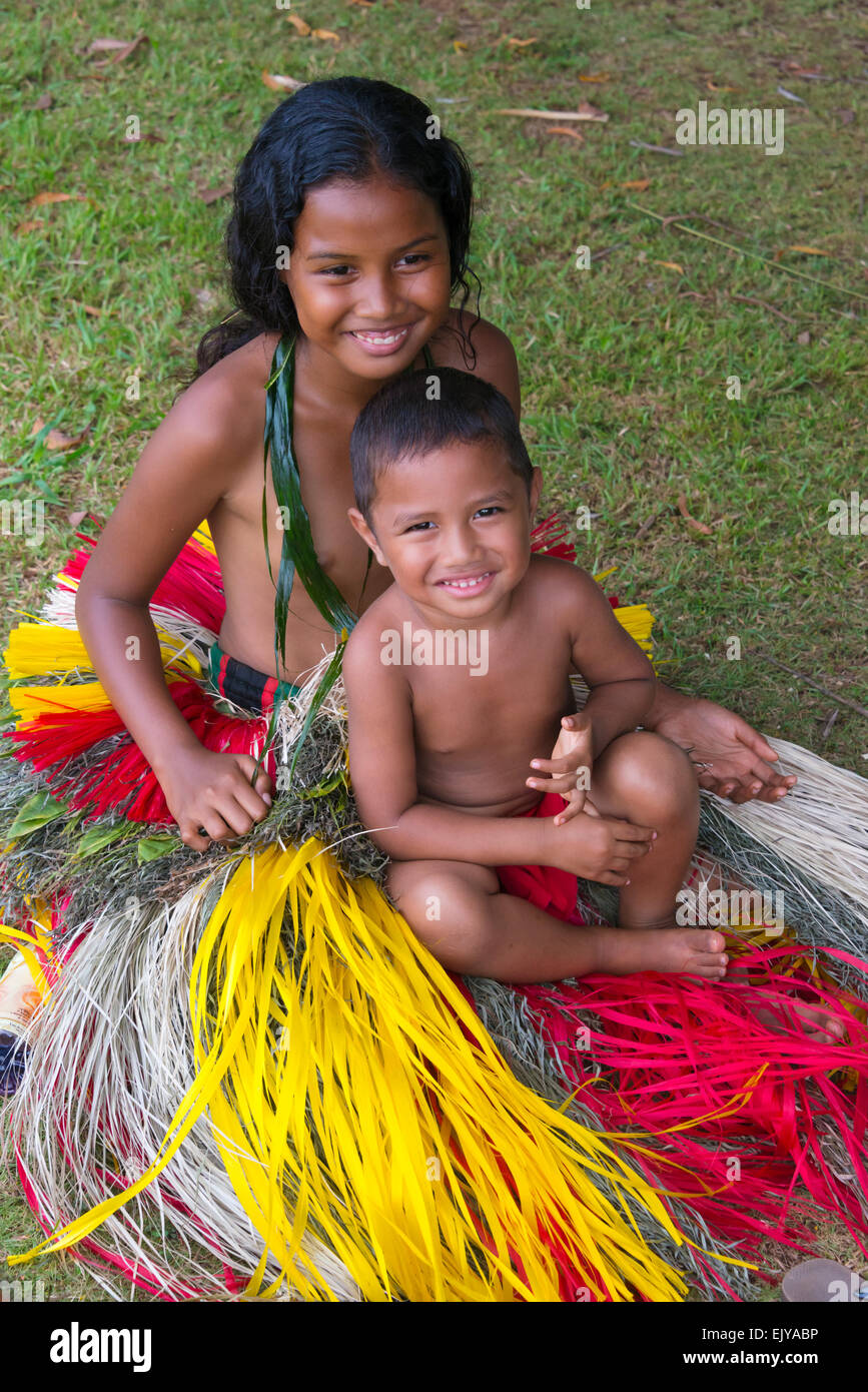 Yapese ragazzo e una ragazza in abiti tradizionali, Yap Island, Stati Federati di Micronesia Foto Stock