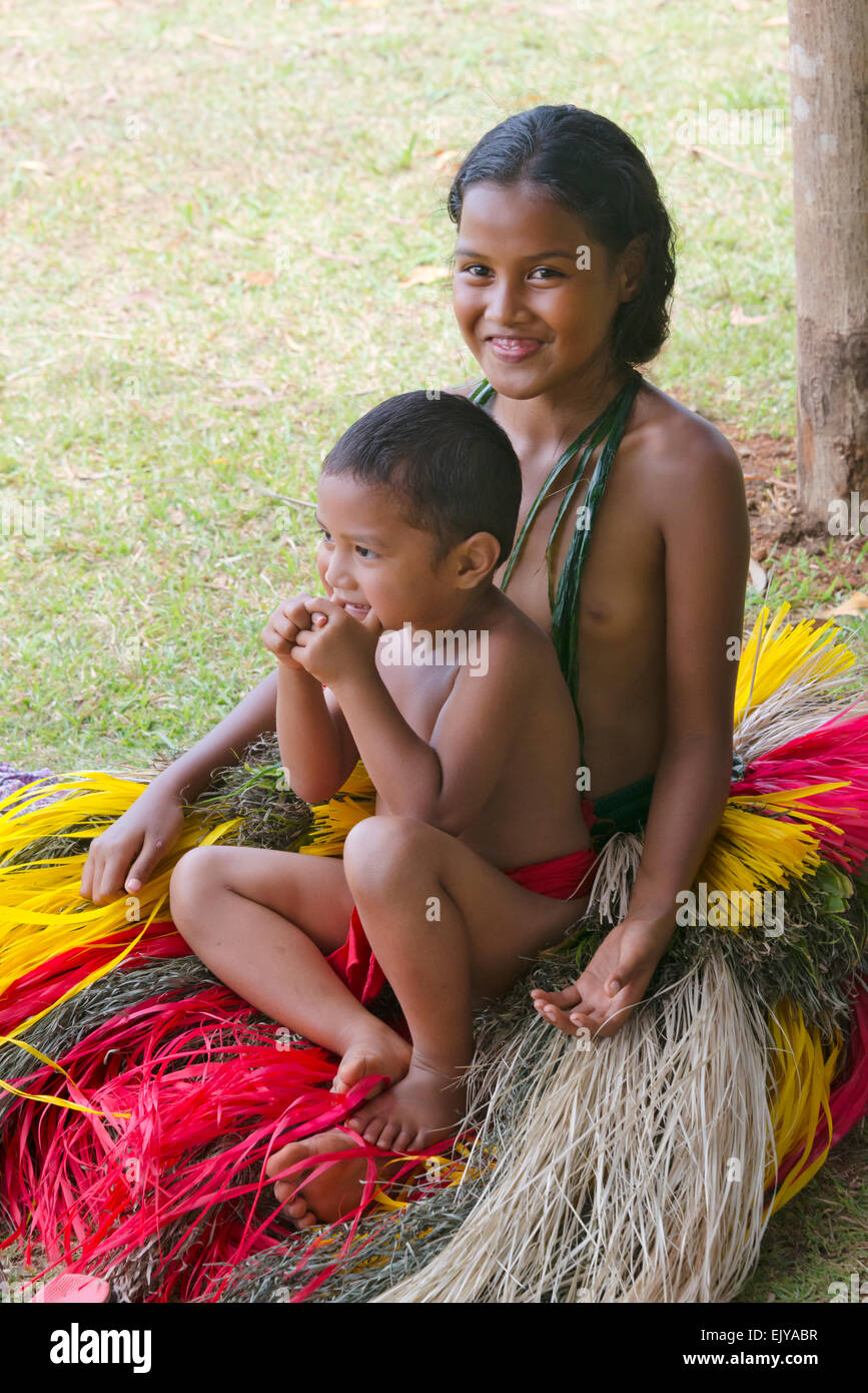 Yapese ragazzo e una ragazza in abiti tradizionali, Yap Island, Stati Federati di Micronesia Foto Stock