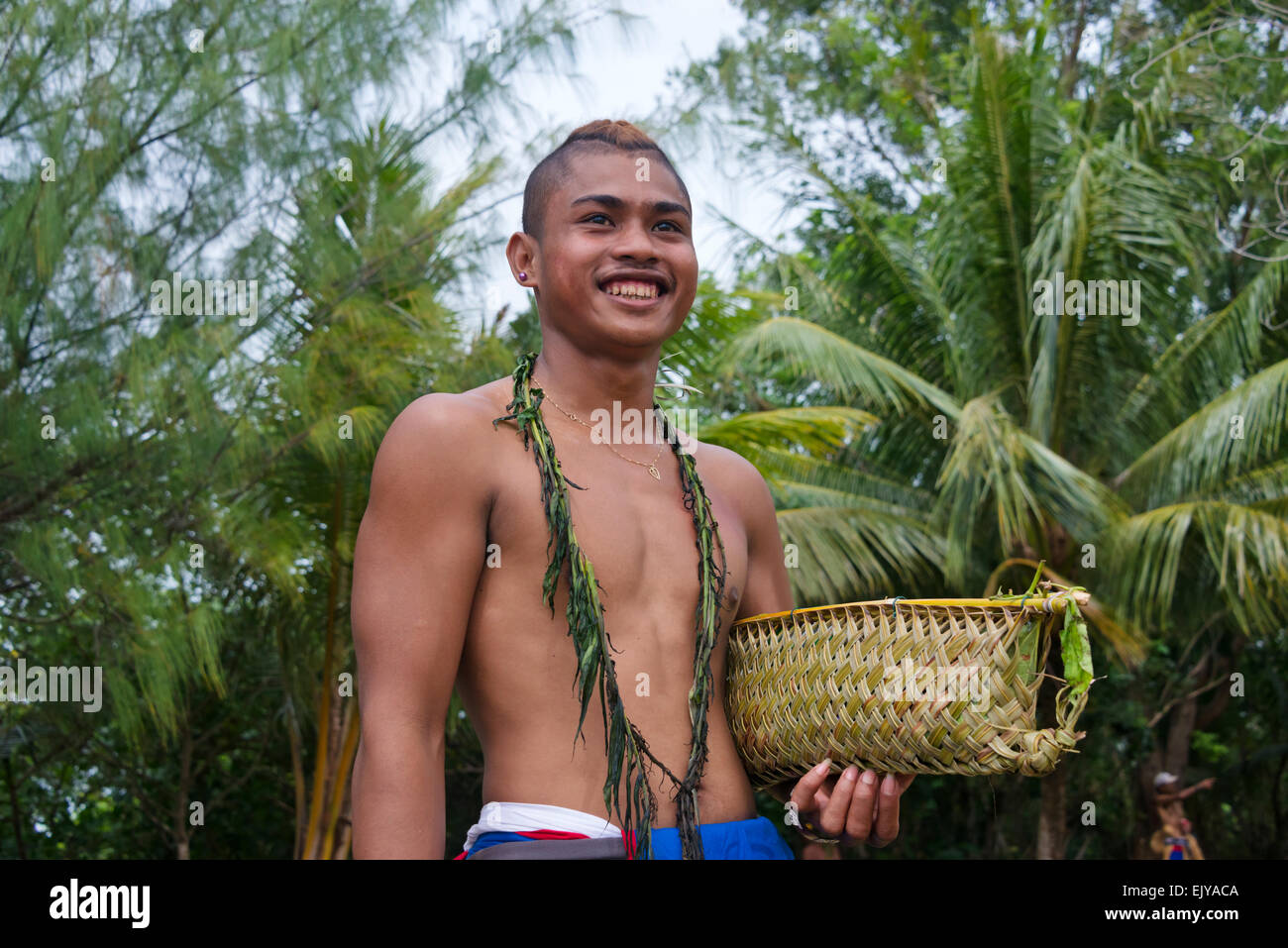 Yapese uomo in abbigliamento tradizionale trasporto borsa a mano, Yap  Island, Stati Federati di Micronesia Foto stock - Alamy