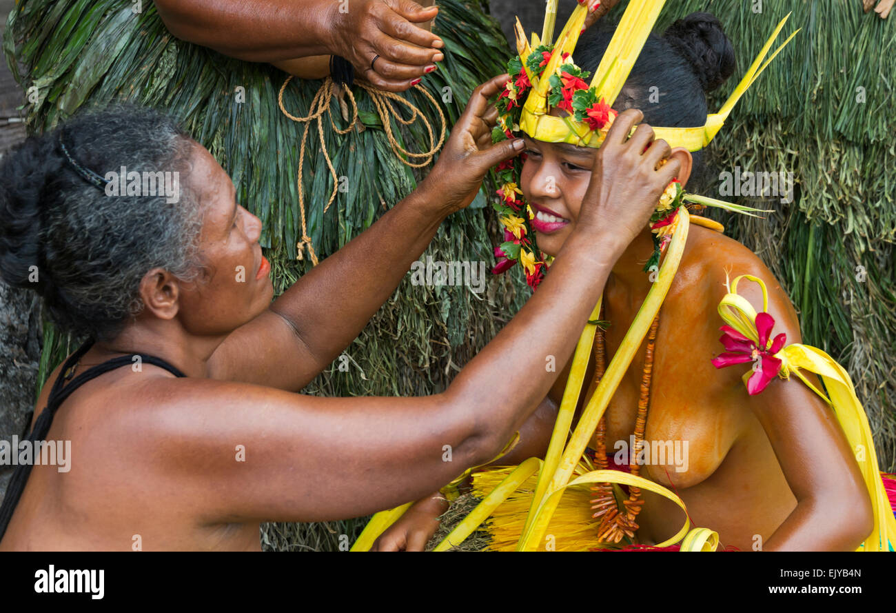 Yapese le persone che si preparano a Yap Day Festival, Yap Island, Stati Federati di Micronesia Foto Stock