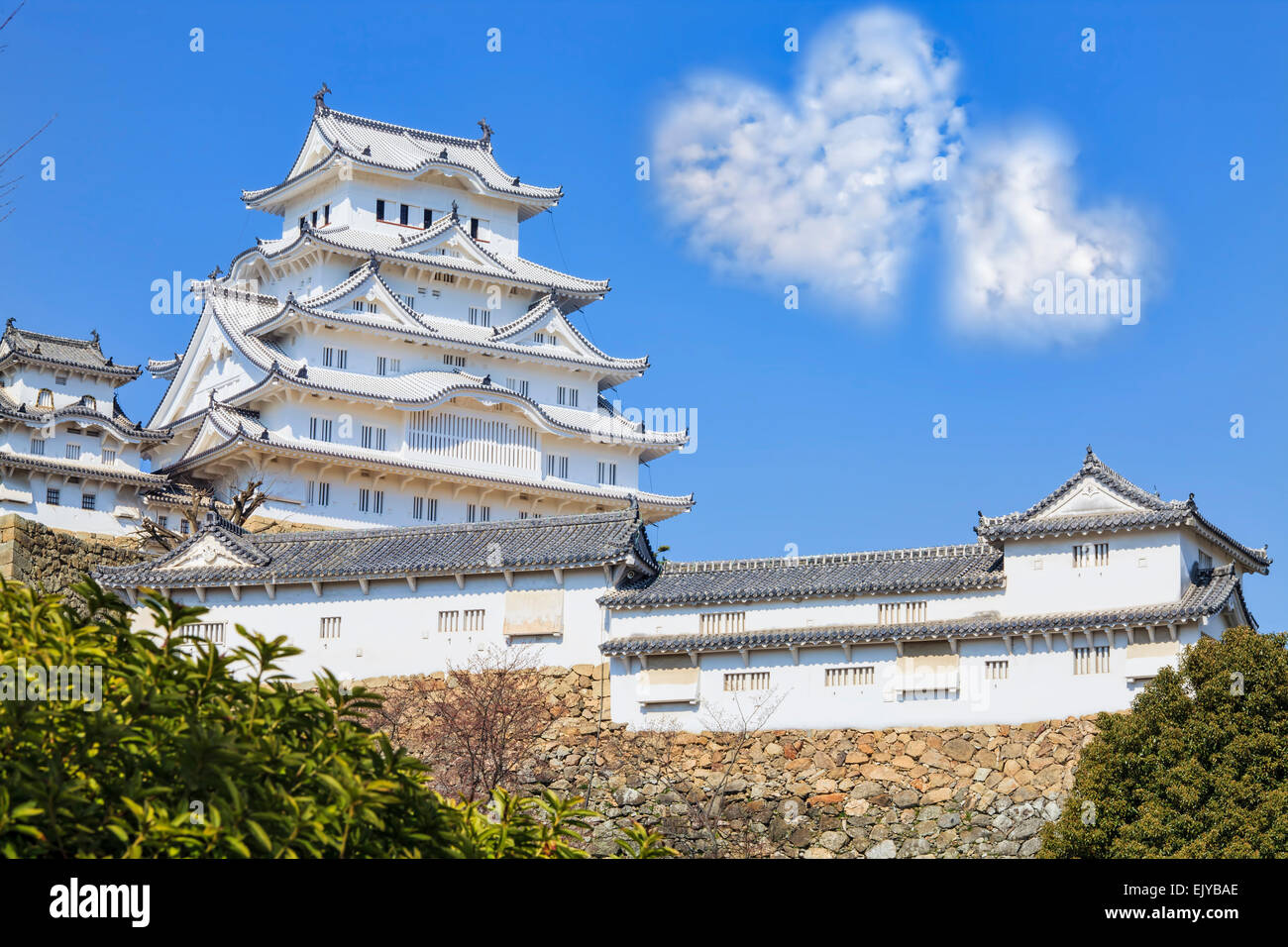 Himeji, Giappone - 28 Marzo 2015: il castello di Himeji durante la fioritura dei ciliegi tempo Foto Stock