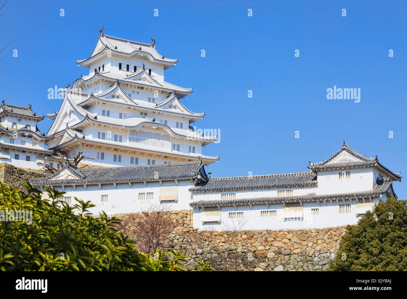 Himeji, Giappone - 28 Marzo 2015: il castello di Himeji durante la fioritura dei ciliegi tempo Foto Stock