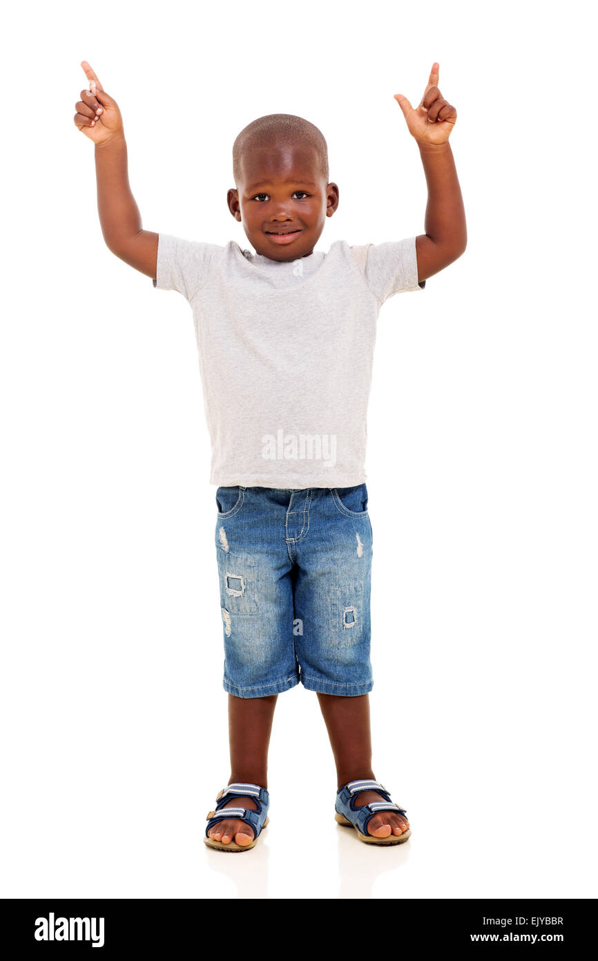 Carino piccolo African American boy rivolto verso l'alto con entrambe le mani Foto Stock