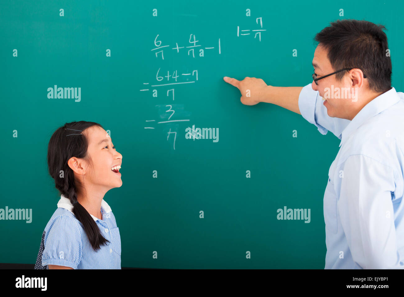 Insegnante con una bambina a discutere in aula Foto Stock